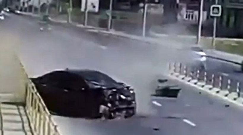 Το αυτοκίνητο με τους γονείς και την αδερφή της νύφης διαλύεται σε τροχαίο (βίντεο)